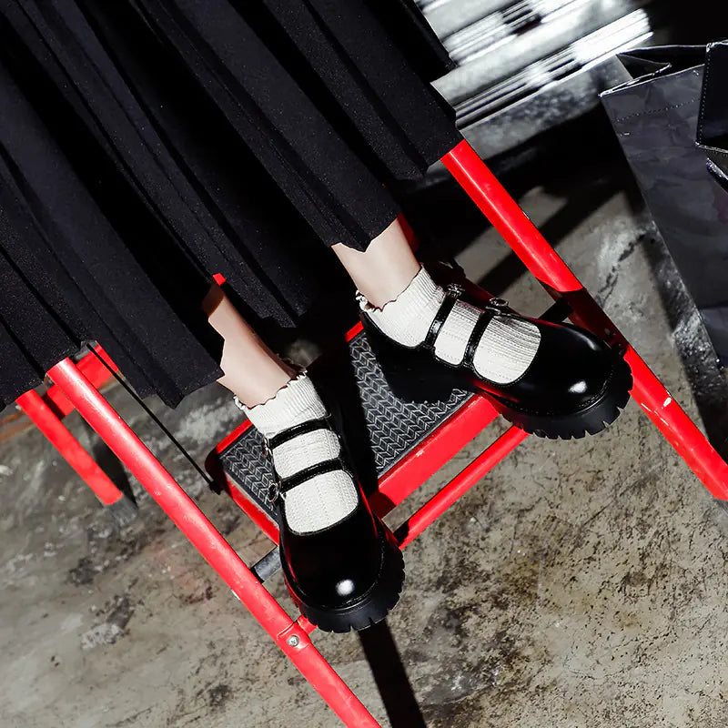 Vintage Mary Jane Shoes with Round Toe and Mid Heel